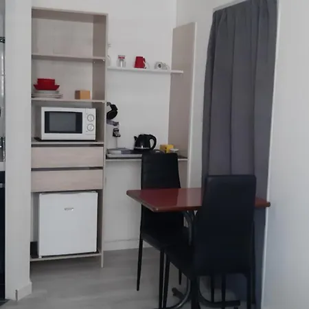 Independant Avec Frigo Et Micro-ondes 3*